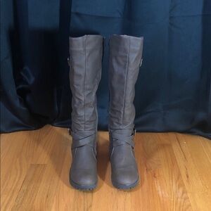 Women's Tall Brown Boots, knee length, 1 1/2” stacked heel. Shaft 13”circumf 16”